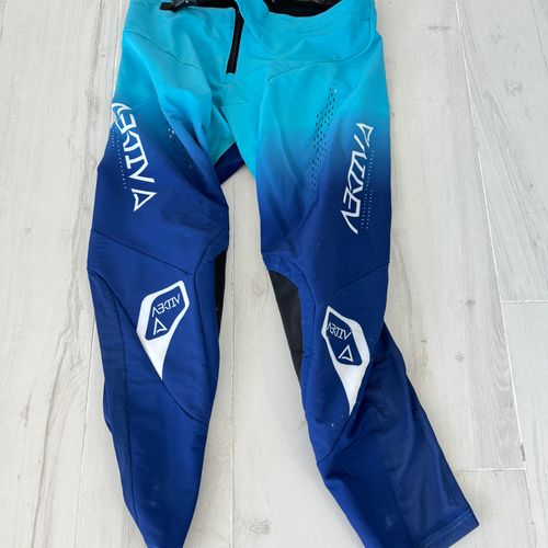 Aektiv Aurora Electric Blue Pants Size 32