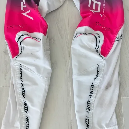 Aektiv Aurora Electric Pink Pants Size 32