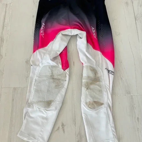 Aektiv Aurora Electric Pink Pants Size 32