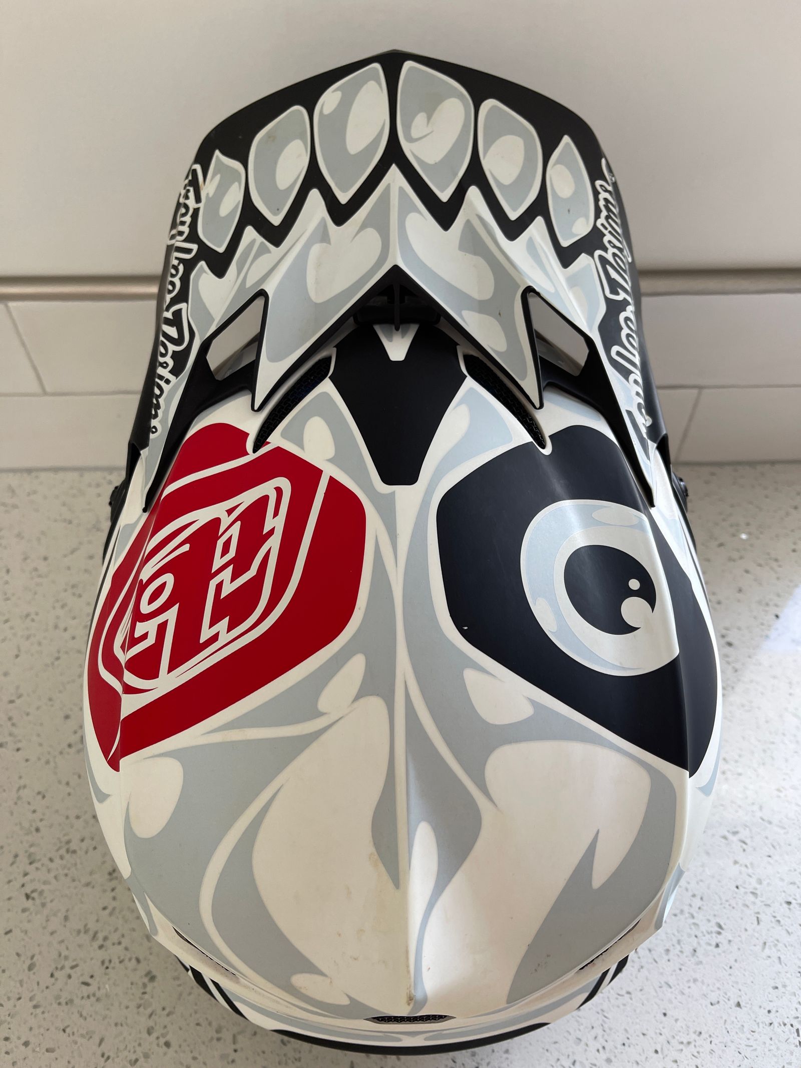 Troy lee skully helmet top