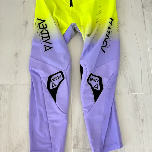 Aektiv Aurora Electric Pants Size 32