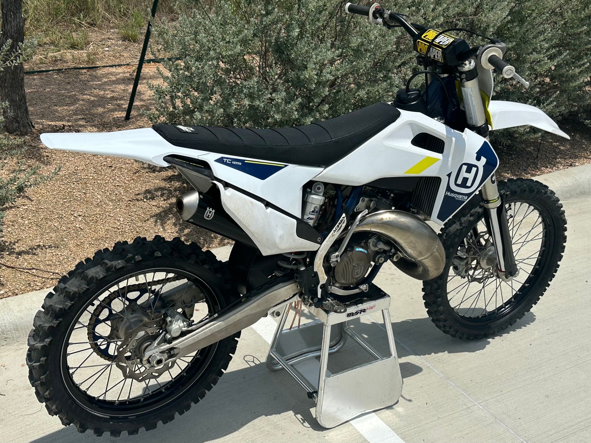 2019-2022 Husqvarna Oem Seat W/ Backyard Design Ribbed Cover 25107040000 Black