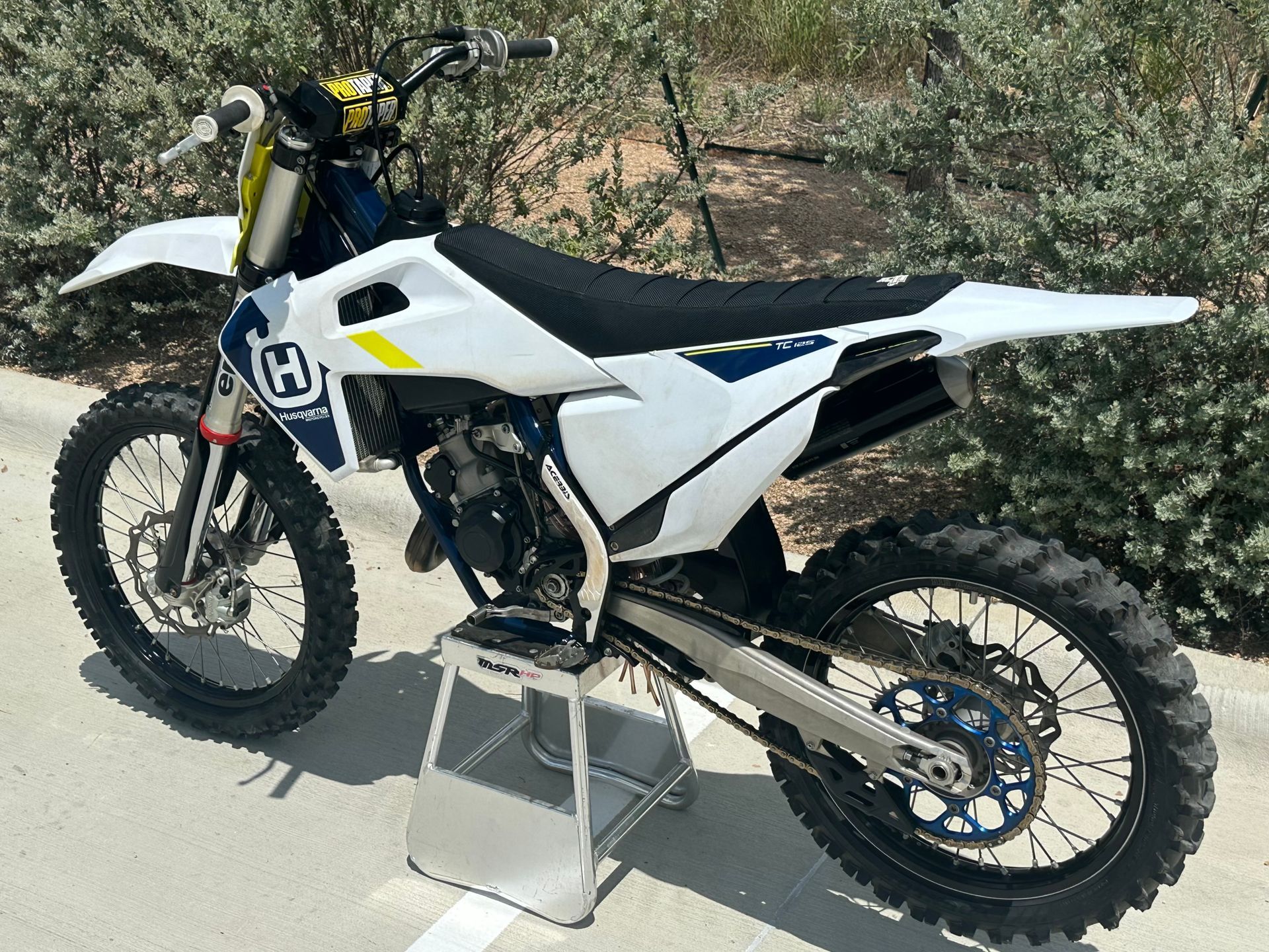 2019-2022 Husqvarna Oem Seat W/ Backyard Design Ribbed Cover 25107040000 Black