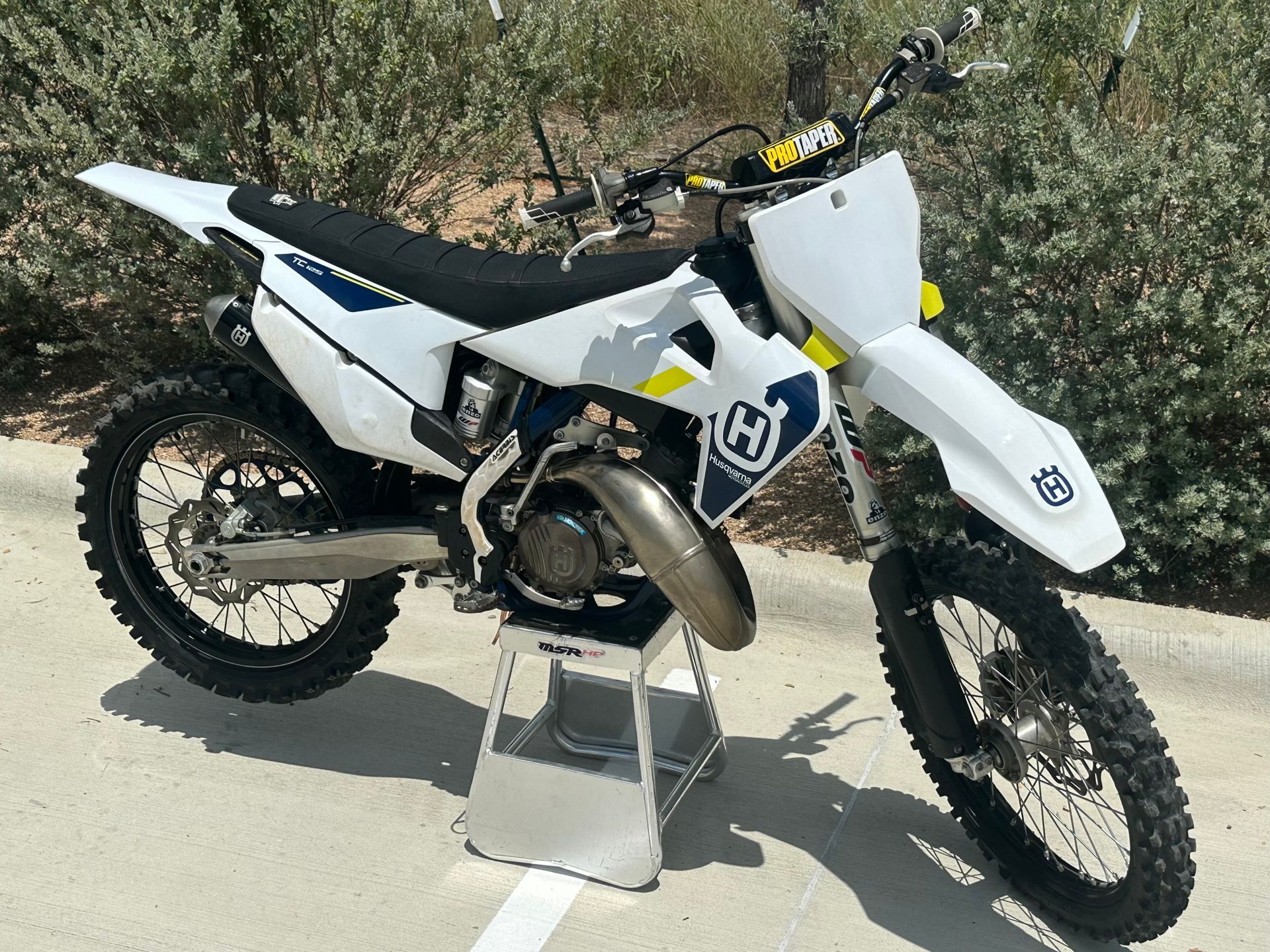 2019-2022 Husqvarna Oem Seat W/ Backyard Design Ribbed Cover 25107040000 Black