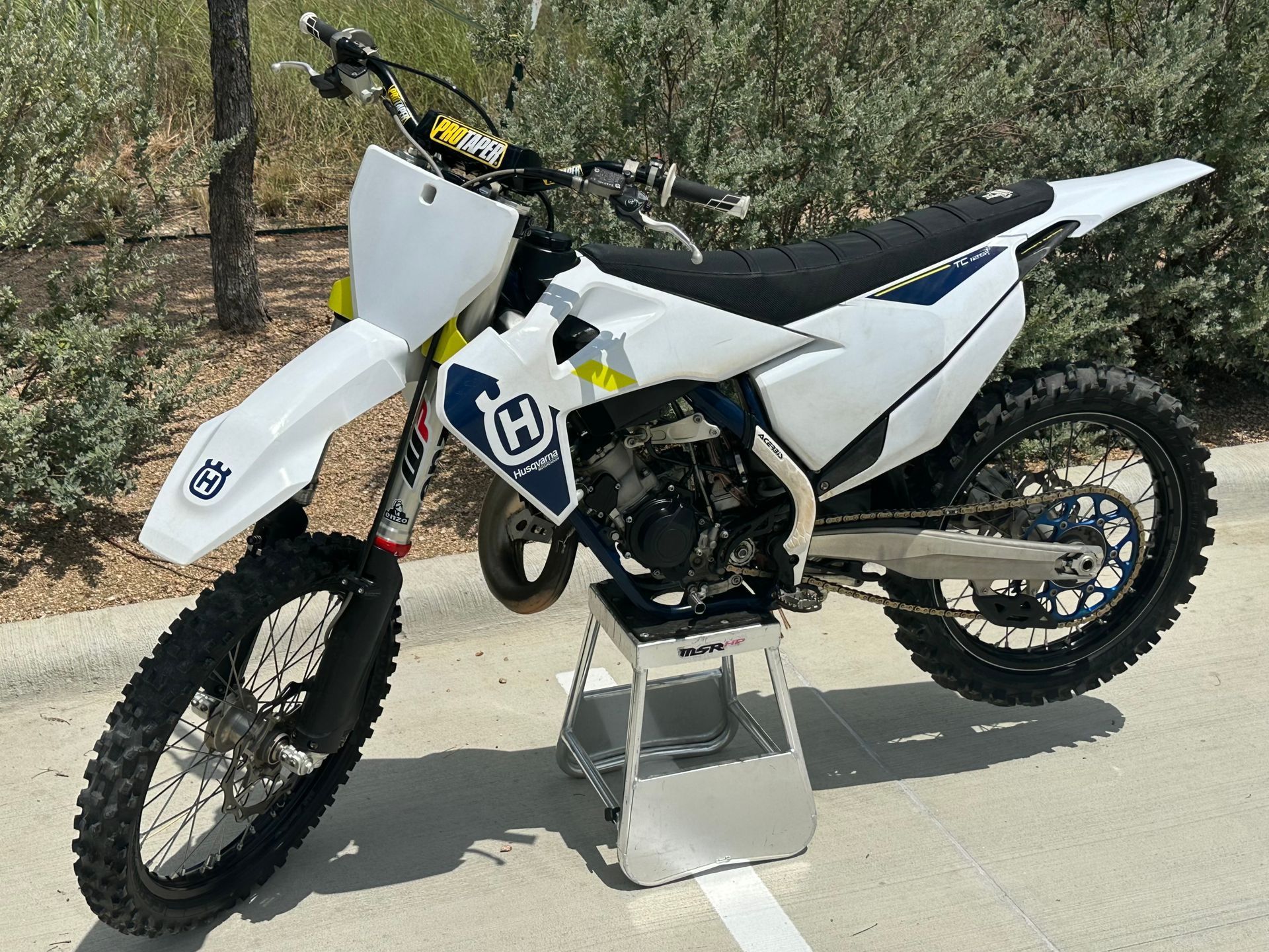 2019-2022 Husqvarna Oem Seat W/ Backyard Design Ribbed Cover 25107040000 Black