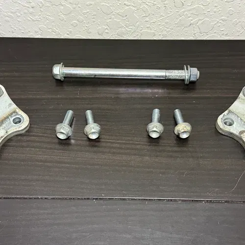 2018 Yamaha Yz450f Oem Front Lower Engine Brackets W/ Bolts 18-22 Motor Mounts