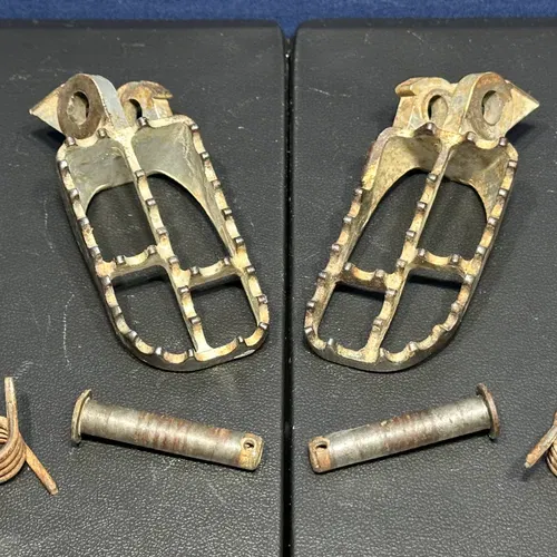 1997 Kawasaki Kx125 Oem Footpegs 34028-1475-CE Kx 97-01 Foot Pegs 34028-1476-CE