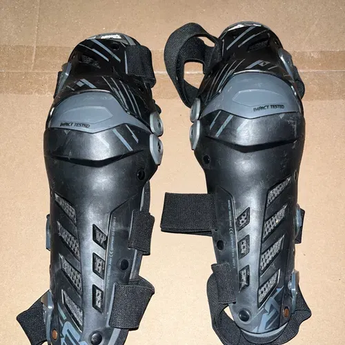 Leatt Dual Axis Knee Guards 