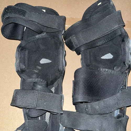 Leatt Dual Axis Knee Guards 