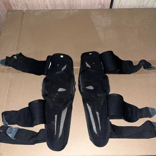 Leatt Dual Axis Knee Guards 