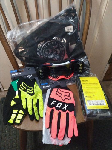 Nwt Fox goggles/2 gloves/Thor socks