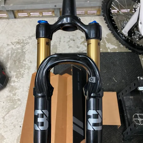 2022 Fox Factory 32 Step-Cast Boost XC Race Fork. FIT 4 Damper 100mm Travel. 
