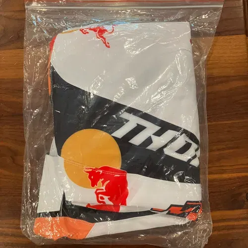Redbull Ktm Pants/Jersey Combo
Adult Size M/32