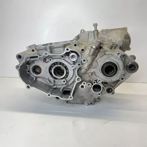 2005 (03-06) YAMAHA WR 450 ENGINE CRANKCASE 5TJ-15100-10-YX CASE CASES WR450 F