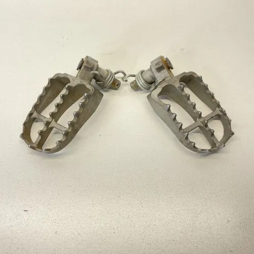 2017 (1999-2024) YZ450F YZ 450F OEM WIDE Foot Pegs Rest Stand Footpegs Mount