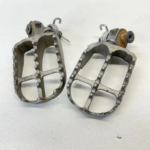 2017 (1999-2024) YZ450F YZ 450F OEM WIDE Foot Pegs Rest Stand Footpegs Mount