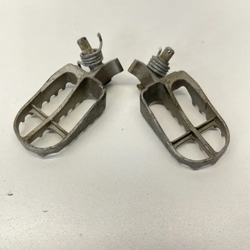2017 (1999-2024) YZ450F YZ 450F OEM WIDE Foot Pegs Rest Stand Footpegs Mount