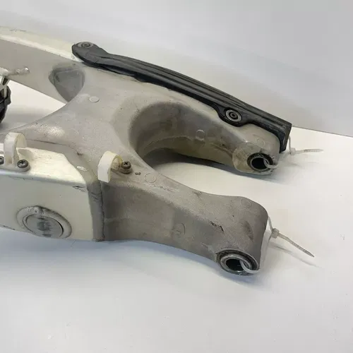 2005 YAMAHA WR250F / WR450F REAR SWINGARM SWING ARM SUSPENSION PIVOT