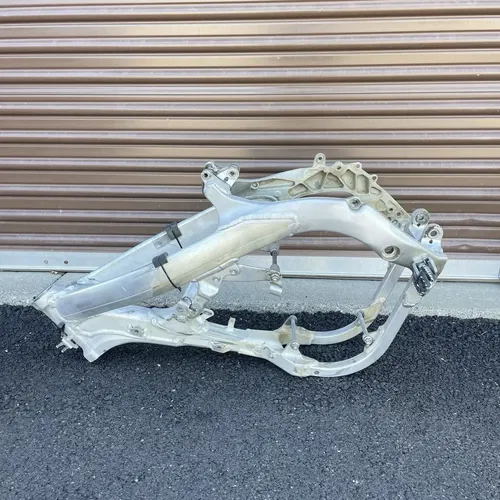 2005 honda crf450r OEM FRAME CHASSIS CHASSI MAIN ALUMINUM MOUNT 50010-MEN-730