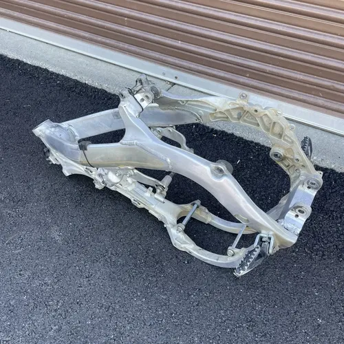 2005 honda crf450r OEM FRAME CHASSIS CHASSI MAIN ALUMINUM MOUNT 50010-MEN-730