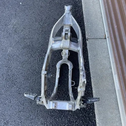 2005 honda crf450r OEM FRAME CHASSIS CHASSI MAIN ALUMINUM MOUNT 50010-MEN-730