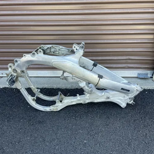 2005 honda crf450r OEM FRAME CHASSIS CHASSI MAIN ALUMINUM MOUNT 50010-MEN-730