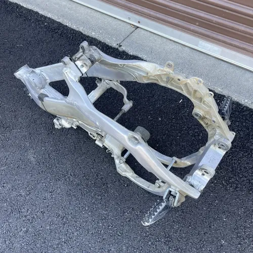 2005 honda crf450r OEM FRAME CHASSIS CHASSI MAIN ALUMINUM MOUNT 50010-MEN-730