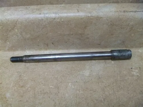 Honda 750 VF V45 SABRE VF750-S VF 750 S Front Wheel Axle 1982 HB112
