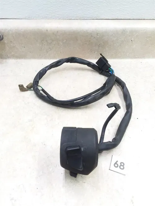 Honda CBR1100-XX CBR1100XX Blackbird Right Handlebar Switch 2000 #68 ANX B154