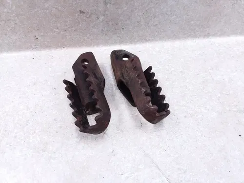 Suzuki 80 DS DS80 Front Footpeg Step Rest Foot Peg Pair 1981 ANX-C