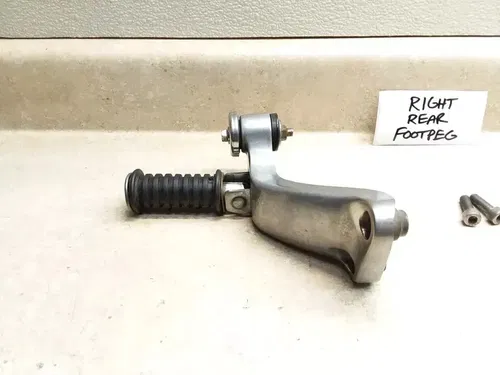 1988 Kawasaki VN 1500 Vulcan VN1500-A2 Right Rear Foot Peg Mount Assy PJ-11