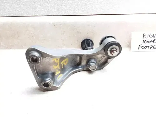 1988 Kawasaki VN 1500 Vulcan VN1500-A2 Right Rear Foot Peg Mount Assy PJ-11