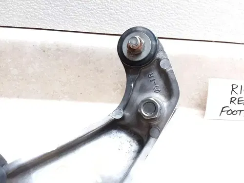 1988 Kawasaki VN 1500 Vulcan VN1500-A2 Right Rear Foot Peg Mount Assy PJ-11