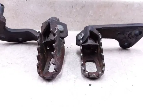 Yamaha Enduro 550 XT XT550 Footpeg Bracket Foot Peg Rest Step Pair 1982 ANX