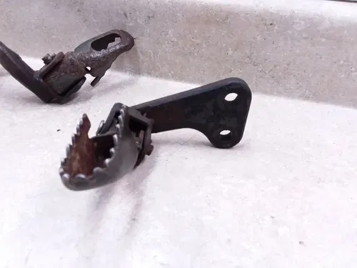 Yamaha Enduro 550 XT XT550 Footpeg Bracket Foot Peg Rest Step Pair 1982 ANX