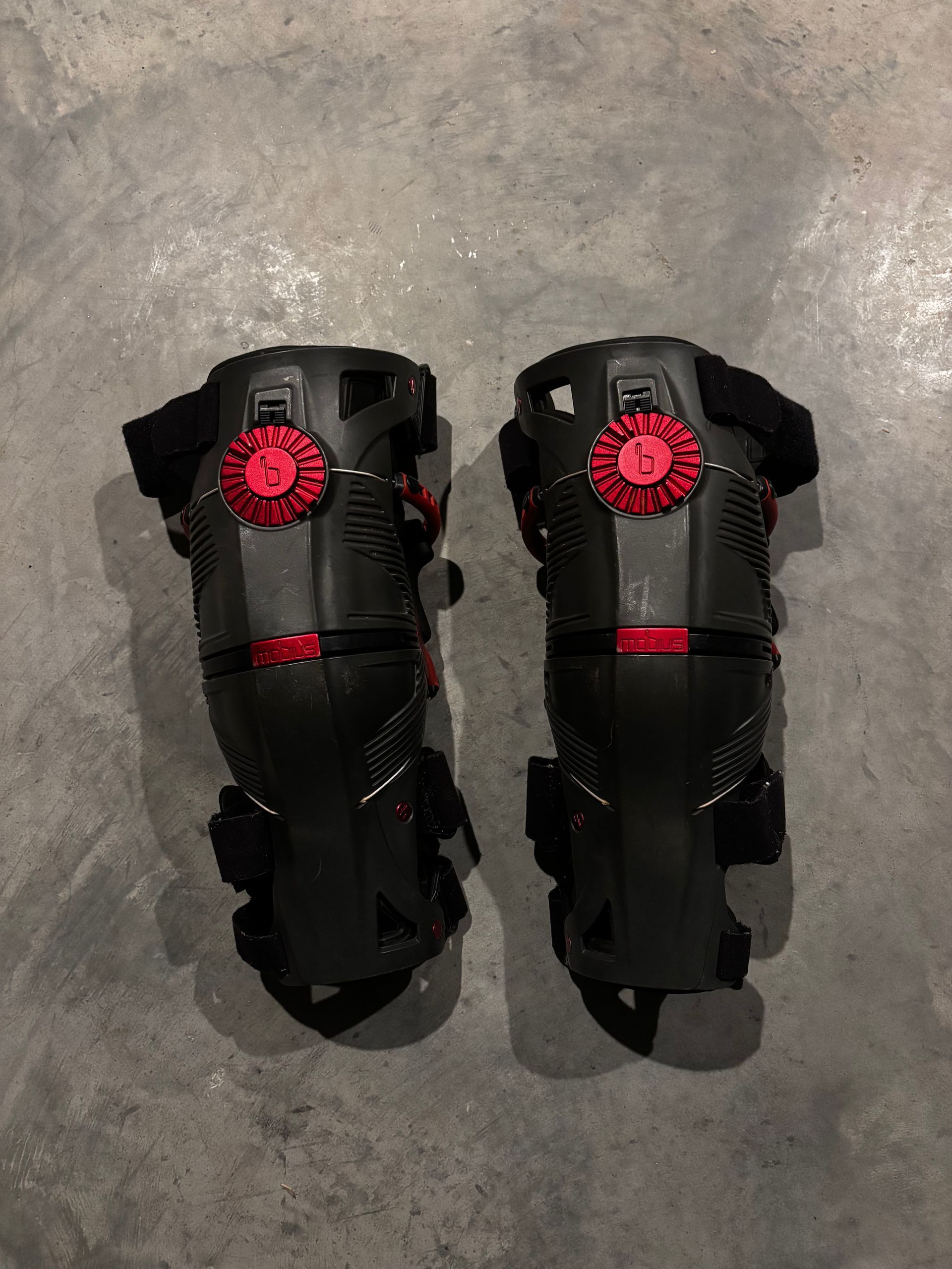 Mobius X8 Knee Braces