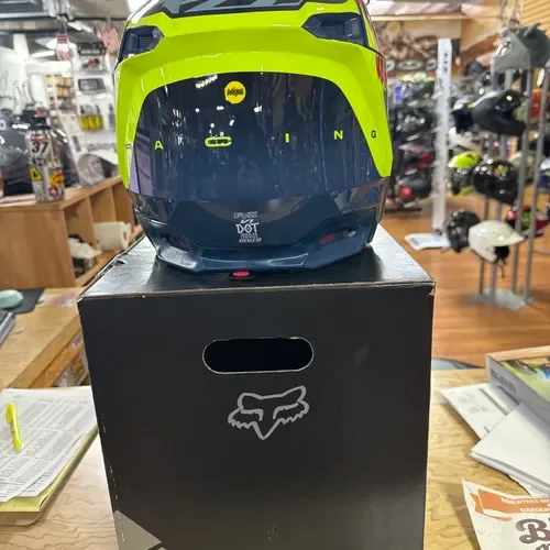 New Fox V1 MX Helmet 2xl