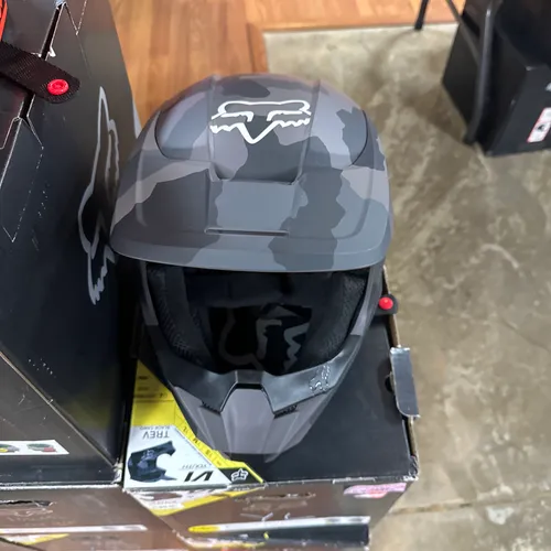 New Fox V1 Youth Medium Helmet
