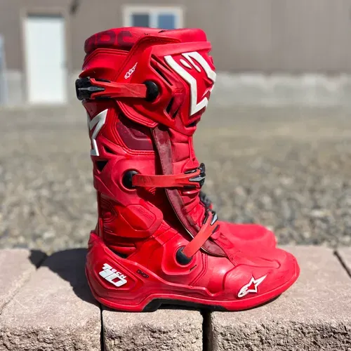 Size 11 red best sale boots