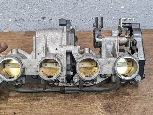 2008-2016 YAMAHA YZF R6 OEM THROTTLE BODY ASSEMBLY INJECTORS - BN6-13750-01-00