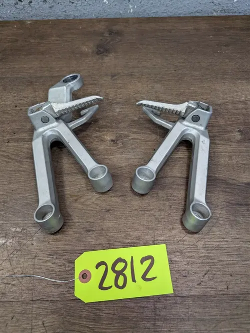 2006 SUZUKI SV650 OEM REAR PASSENGER PEG SET PAIR - 43700-17G00