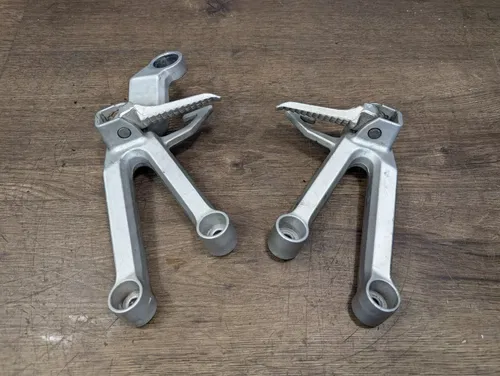 2006 SUZUKI SV650 OEM REAR PASSENGER PEG SET PAIR - 43700-17G00