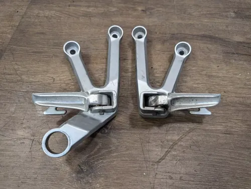 2006 SUZUKI SV650 OEM REAR PASSENGER PEG SET PAIR - 43700-17G00
