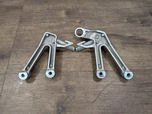 2006 SUZUKI SV650 OEM REAR PASSENGER PEG SET PAIR - 43700-17G00