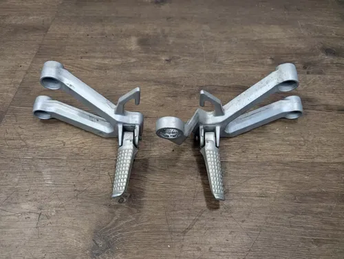2006 SUZUKI SV650 OEM REAR PASSENGER PEG SET PAIR - 43700-17G00