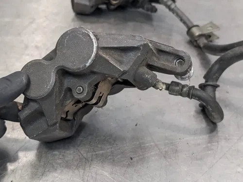 2001-2002 YAMAHA YZF R6 OEM RIGHT LEFT FRONT BRAKE CALIPER SET - 5DM-2580T-00-00