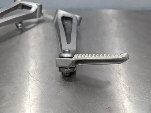 2009 09-14 Yamaha R1 YZFR1 Rear Passenger Left/Right Foot Peg Rest Bracket