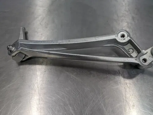 2009 09-14 Yamaha R1 YZFR1 Rear Passenger Left/Right Foot Peg Rest Bracket