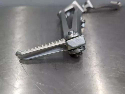 2009 09-14 Yamaha R1 YZFR1 Rear Passenger Left/Right Foot Peg Rest Bracket