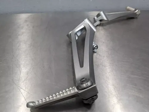 2009 09-14 Yamaha R1 YZFR1 Rear Passenger Left/Right Foot Peg Rest Bracket